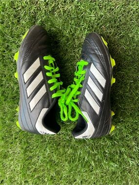 adidas Kids Black Soccer Cleats with Neon Green Laces Size 1.5 unisex